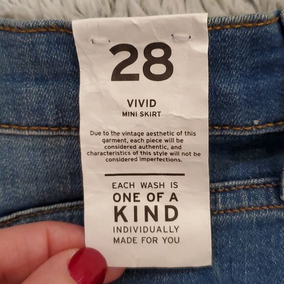 HudsonVivid Denim Raw-Hem Mini Skirt
Size 28 - Picture 12 of 12